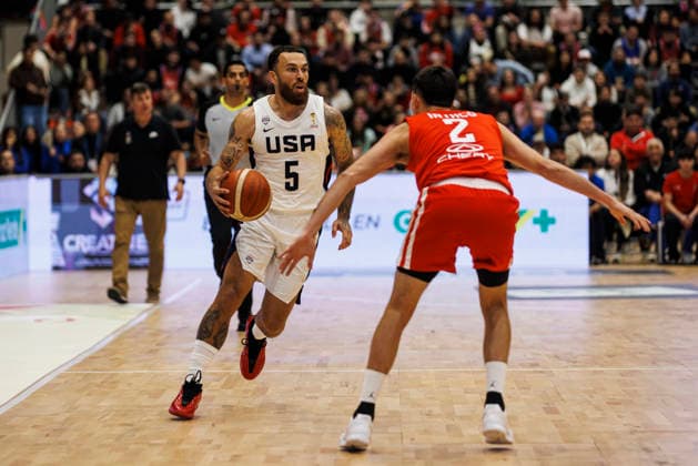 Chile v USA - FIBA World Cup 2027 Americas Qualifier Santiago, Chile - 27 August: Mike James of United States (L) dribbles against Felipe Inyaco of Chile (R) during the FIBA World Cup 2027 Americas Qualifiers Group E game between Chile and USA at Centro de Deportes Colectivos on August 27, 2026 in Santiago, Chile Santiago Centro de Deportes Colectivos Region Metropolitana de Santiago Chile Copyright: xLatinxSportxImagesx