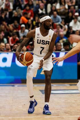 Chile v USA - FIBA World Cup 2027 Americas Qualifier Santiago, Chile - 27 August: DeJon Jarreau of United States looks to pass the ball during the FIBA World Cup 2027 Americas Qualifiers Group E game between Chile and USA at Centro de Deportes Colectivos on August 27, 2026 in Santiago, Chile Santiago Centro de Deportes Colectivos Region Metropolitana de Santiago Chile Copyright: xLatinxSportxImagesx