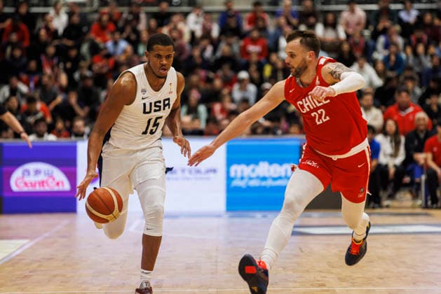 Chile v USA - FIBA World Cup 2027 Americas Qualifier Santiago, Chile - 27 August: Orlando Robinson II of United States (L) dribbles against Felipe Haase of Chile (R) during the FIBA World Cup 2027 Americas Qualifiers Group E game between Chile and USA at Centro de Deportes Colectivos on August 27, 2026 in Santiago, Chile Santiago Centro de Deportes Colectivos Region Metropolitana de Santiago Chile Copyright: xLatinxSportxImagesx