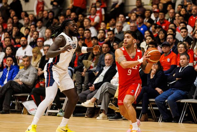 Chile v USA - FIBA World Cup 2027 Americas Qualifier Santiago, Chile - 27 August: Franco Morales of Chile (R) passes the ball during the FIBA World Cup 2027 Americas Qualifiers Group E game between Chile and USA at Centro de Deportes Colectivos on August 27, 2026 in Santiago, Chile Santiago Centro de Deportes Colectivos Region Metropolitana de Santiago Chile Copyright: xLatinxSportxImagesx