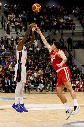 Chile v USA - FIBA World Cup 2027 Americas Qualifier Santiago, Chile - 27 August: James Nunnally of United States (L) shots the ball against Kevin Rubio of Chile (R) during the FIBA World Cup 2027 Americas Qualifiers Group E game between Chile and USA at Centro de Deportes Colectivos on August 27, 2026 in Santiago, Chile Santiago Centro de Deportes Colectivos Region Metropolitana de Santiago Chile Copyright: xLatinxSportxImagesx