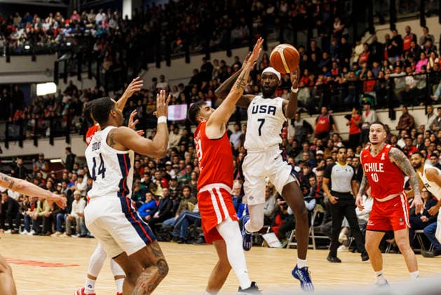Chile v USA - FIBA World Cup 2027 Americas Qualifier Santiago, Chile - 27 August: DeJon Jarreau of United States (R) attempts a shot during the FIBA World Cup 2027 Americas Qualifiers Group E game between Chile and USA at Centro de Deportes Colectivos on August 27, 2026 in Santiago, Chile Santiago Centro de Deportes Colectivos Region Metropolitana de Santiago Chile Copyright: xLatinxSportxImagesx