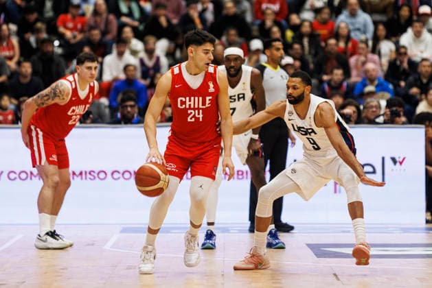 Chile v USA - FIBA World Cup 2027 Americas Qualifier Santiago, Chile - 27 August: Ignacio Varela of Chile (L) dribbles against Pedro Bradshaw of United States (R) during the FIBA World Cup 2027 Americas Qualifiers Group E game between Chile and USA at Centro de Deportes Colectivos on August 27, 2026 in Santiago, Chile Santiago Centro de Deportes Colectivos Region Metropolitana de Santiago Chile Copyright: xLatinxSportxImagesx