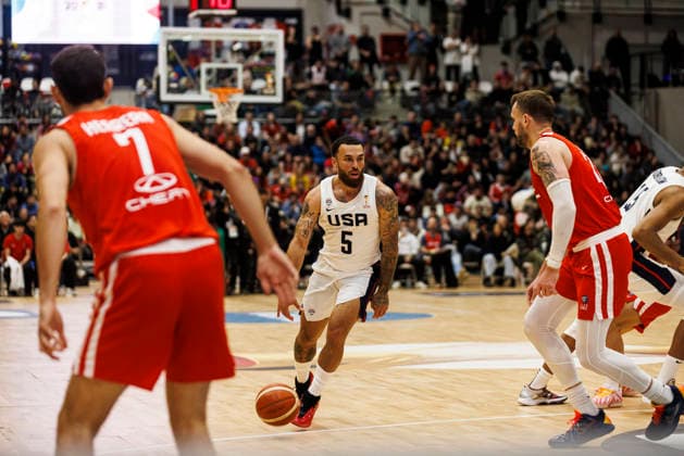 Chile v USA - FIBA World Cup 2027 Americas Qualifier Santiago, Chile - 27 August: Mike James of United States (C) dribbles past an opponent during the FIBA World Cup 2027 Americas Qualifiers Group E game between Chile and USA at Centro de Deportes Colectivos on August 27, 2026 in Santiago, Chile Santiago Centro de Deportes Colectivos Region Metropolitana de Santiago Chile Copyright: xLatinxSportxImagesx