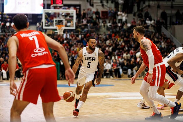 Chile v USA - FIBA World Cup 2027 Americas Qualifier Santiago, Chile - 27 August: Mike James of United States (C) dribbles past an opponent during the FIBA World Cup 2027 Americas Qualifiers Group E game between Chile and USA at Centro de Deportes Colectivos on August 27, 2026 in Santiago, Chile Santiago Centro de Deportes Colectivos Region Metropolitana de Santiago Chile Copyright: xLatinxSportxImagesx