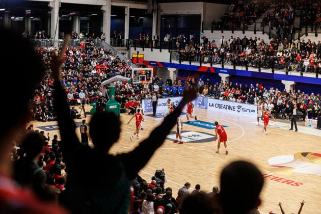 Chile v USA - FIBA World Cup 2027 Americas Qualifier Santiago, Chile - 27 August: A Chile fan celebrates the point of his team during the FIBA World Cup 2027 Americas Qualifiers Group E game between Chile and USA at Centro de Deportes Colectivos on August 27, 2026 in Santiago, Chile Santiago Centro de Deportes Colectivos Region Metropolitana de Santiago Chile Copyright: xLatinxSportxImagesx