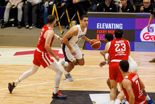 Chile v USA - FIBA World Cup 2027 Americas Qualifier Santiago, Chile - 27 August: Cole Swider of United States (C) dribbles against Felipe Inyaco (L) and Kevin Rubio of Chile (R) during the FIBA World Cup 2027 Americas Qualifiers Group E game between Chile and USA at Centro de Deportes Colectivos on August 27, 2026 in Santiago, Chile Santiago Centro de Deportes Colectivos Region Metropolitana de Santiago Chile Copyright: xLatinxSportxImagesx