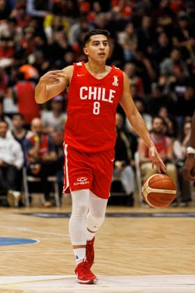 Chile v USA - FIBA World Cup 2027 Americas Qualifier Santiago, Chile - 27 August: Sebastian Carrasco of Chile looks to pass the ball during the FIBA World Cup 2027 Americas Qualifiers Group E game between Chile and USA at Centro de Deportes Colectivos on August 27, 2026 in Santiago, Chile Santiago Centro de Deportes Colectivos Region Metropolitana de Santiago Chile Copyright: xLatinxSportxImagesx