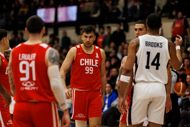 Chile v USA - FIBA World Cup 2027 Americas Qualifier Santiago, Chile - 27 August: Aitor Pickett of Chile looks on during the FIBA World Cup 2027 Americas Qualifiers Group E game between Chile and USA at Centro de Deportes Colectivos on August 27, 2026 in Santiago, Chile Santiago Centro de Deportes Colectivos Region Metropolitana de Santiago Chile Copyright: xLatinxSportxImagesx