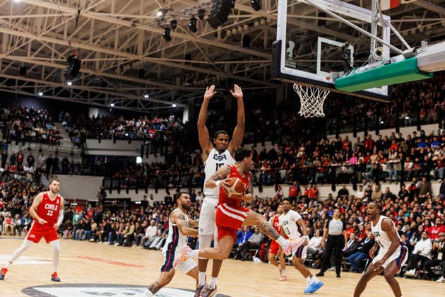 Chile v USA - FIBA World Cup 2027 Americas Qualifier Santiago, Chile - 27 August: Orlando Robinson II of United States (L) defends against Sebastian Herrera of Chile (R) during the FIBA World Cup 2027 Americas Qualifiers Group E game between Chile and USA at Centro de Deportes Colectivos on August 27, 2026 in Santiago, Chile Santiago Centro de Deportes Colectivos Region Metropolitana de Santiago Chile Copyright: xLatinxSportxImagesx