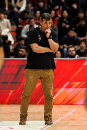 Chile v USA - FIBA World Cup 2027 Americas Qualifier Santiago, Chile - 27 August: Chile Head Coach Juan Cordoba looks on during the FIBA World Cup 2027 Americas Qualifiers Group E game between Chile and USA at Centro de Deportes Colectivos on August 27, 2026 in Santiago, Chile Santiago Centro de Deportes Colectivos Region Metropolitana de Santiago Chile Copyright: xLatinxSportxImagesx