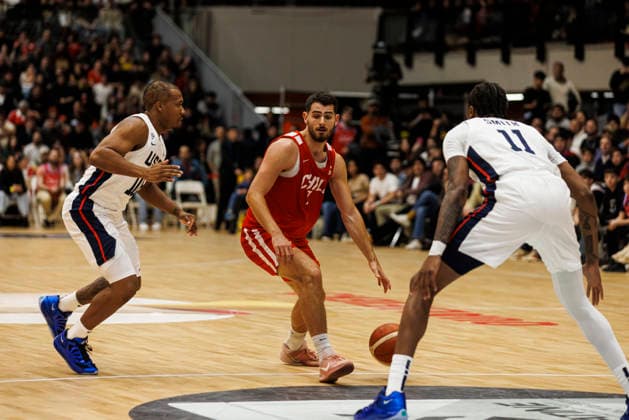 Chile v USA - FIBA World Cup 2027 Americas Qualifier Santiago, Chile - 27 August: Sebastian Herrera of Chile (C) dribbles during the FIBA World Cup 2027 Americas Qualifiers Group E game between Chile and USA at Centro de Deportes Colectivos on August 27, 2026 in Santiago, Chile Santiago Centro de Deportes Colectivos Region Metropolitana de Santiago Chile Copyright: xLatinxSportxImagesx