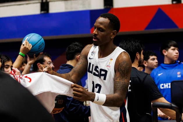 Chile v USA - FIBA World Cup 2027 Americas Qualifier Santiago, Chile - 27 August: James Nunnally of United States signs autographs for fans after winning the FIBA World Cup 2027 Americas Qualifiers Group E game between Chile and USA at Centro de Deportes Colectivos on August 27, 2026 in Santiago, Chile Santiago Centro de Deportes Colectivos Region Metropolitana de Santiago Chile Copyright: xLatinxSportxImagesx