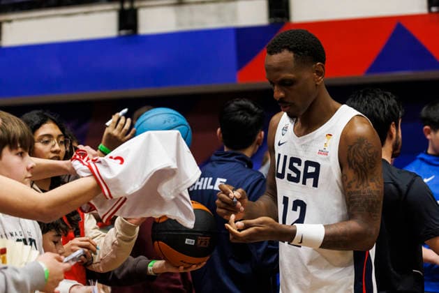 Chile v USA - FIBA World Cup 2027 Americas Qualifier Santiago, Chile - 27 August: James Nunnally of United States signs autographs for fans after winning the FIBA World Cup 2027 Americas Qualifiers Group E game between Chile and USA at Centro de Deportes Colectivos on August 27, 2026 in Santiago, Chile Santiago Centro de Deportes Colectivos Region Metropolitana de Santiago Chile Copyright: xLatinxSportxImagesx