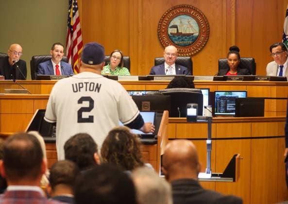 August 27, 2026, Tampa, Florida, USA: Alejandro Noriega, from Tampa, is decked out in his Tampa Bay Rays BJ Upton jersey as he addresses the Tampa city council during the public comment section before the vote on the Rays stadium plan at Old City Hall on Thursday, Aug. 27, 2026 in Tampa. Tampa USA - ZUMAs70_ 20260827_zan_s70_013 Copyright: xDirkxShaddx Tampa USA - ZUMA0865 0865067076st Copyright: xIMAGO DirkxShaddx