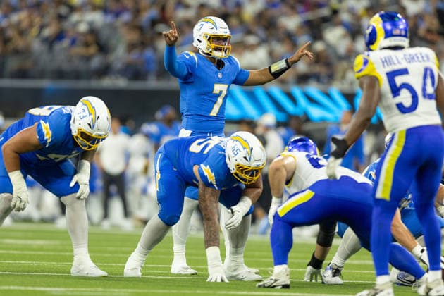 INGLEWOOD, CA - AUGUST 27: DJ Uiagalelei 7 of the Los Angeles Chargers calls a play at the line of scrimmage during an NFL, American Football Herren, USA preseason game between the Los Angeles Rams and the Los Angeles Chargers on August 27, 2026, at SoFi Stadium in Inglewood, California. (Photo by Greg Fiore Icon Sportswire) NFL: AUG 27 Rams at Chargers EDITORIAL USE ONLY Icon2608272164