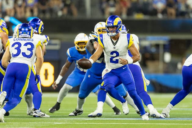 INGLEWOOD, CA - AUGUST 27: Matthew Caldwell 2 of the Los Angeles Rams hands the ball off to Dean Connors 33 during an NFL, American Football Herren, USA preseason game between the Los Angeles Rams and the Los Angeles Chargers on August 27, 2026, at SoFi Stadium in Inglewood, California. (Photo by Greg Fiore Icon Sportswire) NFL: AUG 27 Rams at Chargers EDITORIAL USE ONLY Icon2608272860