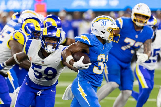 August 27, 2026, Inglewood, California, USA: Los Angeles Chargers Running Back Gregory Desrosiers (31) escapes a tackle-attempt by Los Angeles Rams Outside Linebacker Darryl Peterson III (59) during an NFL, American Football Herren, USA football preseason game, in Inglewood, Calif. on Thursday August 27, 2026. Inglewood USA - ZUMAc68_ 20260827_zaf_c68_053 Copyright: xRingoxChiux