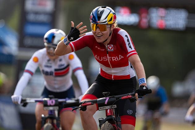 UCI MTB World Championship, WM, Weltmeisterschaft Thursday - Val Di Sole 2026 Laura Stigger of Austria celebrates after winning the Women s Elite Short Track race during the UCI Mountain Bike World Championships Val di Sole 2026 in Val di Sole, Italy, on August 27, 2026. Val di Sole Italy  Copyright: xFilipxBezdÄ›kx originalFilename:bezdek-notitle260827_np0r1.jpg