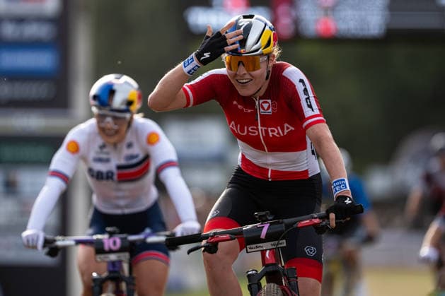 UCI MTB World Championship, WM, Weltmeisterschaft Thursday - Val Di Sole 2026 Laura Stigger of Austria celebrates after winning the Women s Elite Short Track race during the UCI Mountain Bike World Championships Val di Sole 2026 in Val di Sole, Italy, on August 27, 2026. Val di Sole Italy  Copyright: xFilipxBezdÄ›kx originalFilename:bezdek-notitle260827_npCzP.jpg