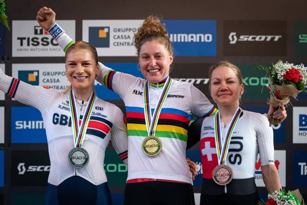 UCI MTB World Championship, WM, Weltmeisterschaft Thursday - Val Di Sole 2026 Riders celebrate on the podium after the Women s Elite Short Track race during the UCI Mountain Bike World Championships Val di Sole 2026 in Val di Sole, Italy, on August 27, 2026. Val di Sole Italy  Copyright: xFilipxBezdÄ›kx originalFilename:bezdek-notitle260827_npVn8.jpg