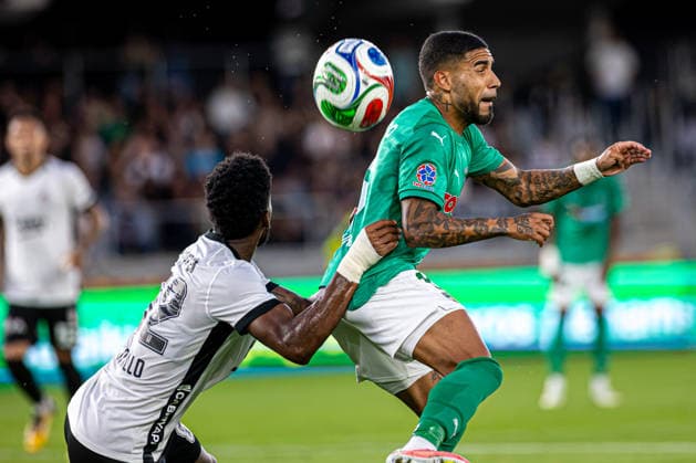 UEFA Europa League play-offs, 2nd leg – Kauno Žalgiris vs Besiktas at Dariaus ir Gireno Stadium, Kaunas, Lithuania. Amir Murillo tackles Leo Ribeiro during the UEFA Europa League play-offs second leg match between Kauno Zalgiris and Besiktas at Dariaus ir Gireno Stadium in Kaunas, Lithuania. Kaunas Kaunas Lithuania