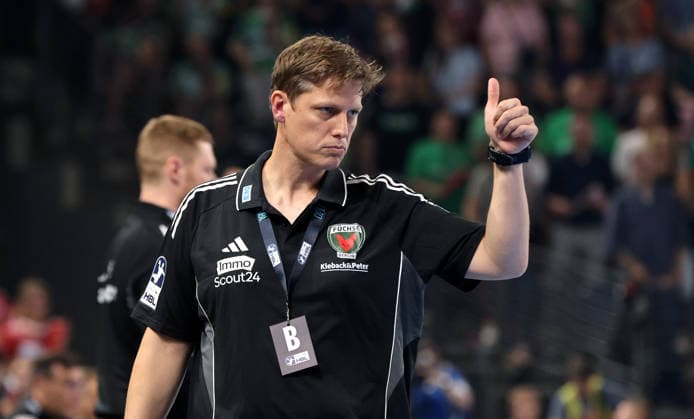 Coach Nicolej Krickau gives a thumbs-up during an upper-body drill in handball, HBL Bundesliga Men s Division 1, Matchday 27 of the 2026–2027 season, August 8, 2026: Füchse Berlin vs. MT Melsungen