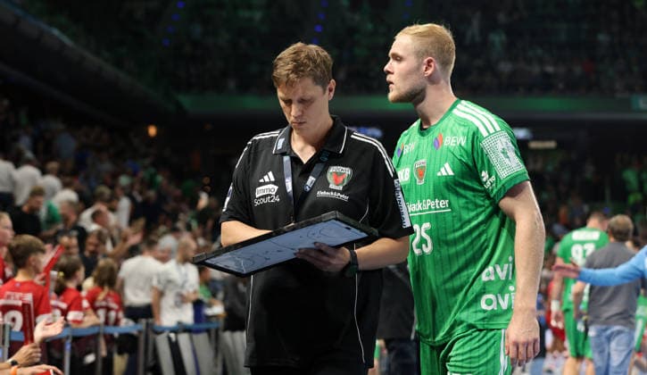 Coach Nicolej Krickau with a playboard, Matthes Langhoff in action—upper body, sports, handball, HBL Bundesliga Men s Division 1, Matchday, 2026–2027 season, August 27, 2026: Füchse Berlin vs. MT Melsungen