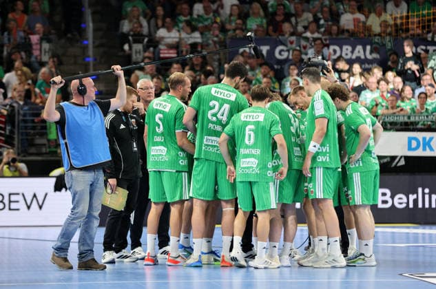 Coach Nicolej Krickau talks to the team during a timeout. Sports: Handball, HBL Bundesliga Men s Division 1, Matchday, 2026–2027 Season, August 27, 2026: Füchse Berlin vs. MT Melsungen