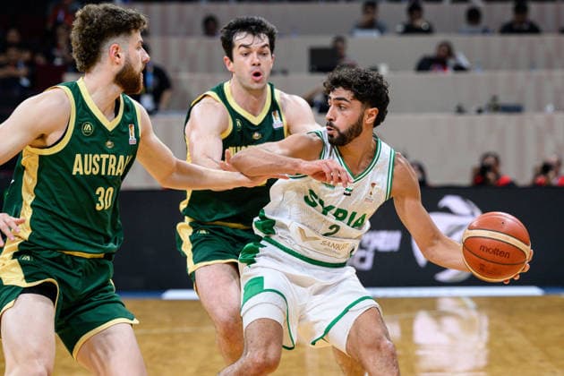 August 28, 2026, Manilla, Manila, Philippines: Australia s Anthony DELLORSO (L) with Australia s Josh BANNAN (M) stays on Syrias Omar IDLBI.Australia vs Syria in their Group E match of the FIBA Basketball World Cup Qualifiers at the Mall of Asia Arena, Manila, Philippines on Friday 28 August 2026. Manilla Philippines - ZUMAr144 20260828_zap_r144_012 Copyright: xJaynexRussellx