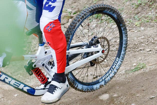 TRENTO, ITALY, AUGUST 28 — Matt Walker of Great Britain suffered a rear tire puncture during his final training session before the UCI Mountain Bike World Championships Women’s and Men’s Elite Downhill qualifiers at Val di Sole on August 28, 2026, in Trento, Italy. Trento, Val di Sole, Trento, Italy Copyright: xJustPictures.ch FrancescoxMinghettix jp-en-EuSpIm-JP6_FRM_UCIWC_WMNDH_28_Aug_000150