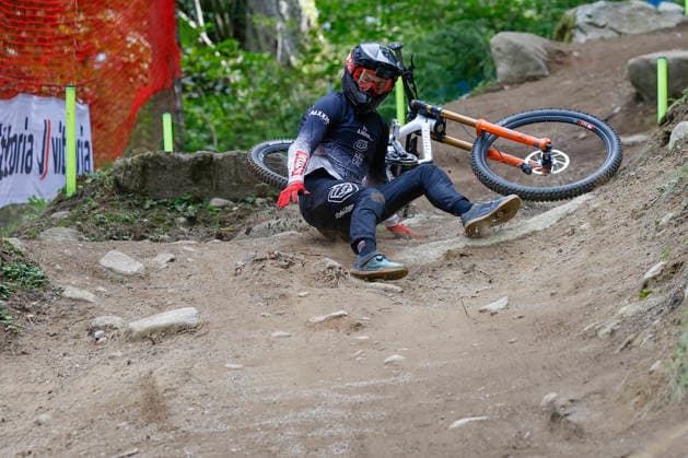 TRENTO, ITALY, AUGUST 28 — Igor Franek of Poland crashed during his final training run before the UCI Mountain Bike World Championships Women’s and Men’s Elite Downhill Qualifiers at Val di Sole on August 28, 2026, in Trento, Italy. Trento, Val di Sole, Trento, Italy Copyright: xJustPictures.ch FrancescoxMinghettix jp-en-EuSpIm-JP6_FRM_UCIWC_WMNDH_28_Aug_000156