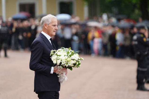 OSLO, NORWAY 20260828 Norwegian Prime Minister Jonas Gahr Store lays flowers at the Royal Palace in Oslo following the announcement of the death of King Harald of Norway OSLO NORWAY x9200x  Copyright: xBjörnxLarssonxRosvall TTx SORG I OSLO EFTER KUNG HARALDS DÖD