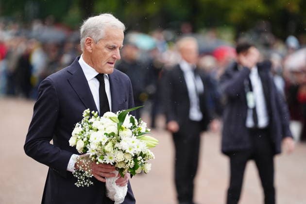 OSLO, NORWAY 20260828 Norwegian Prime Minister Jonas Gahr Store lays flowers at the Royal Palace in Oslo following the news of the death of Norway s King Harald OSLO NORWAY x9200x  Copyright: xBjörnxLarssonxRosvall TTx MOURNING IN OSLO AFTER KING HARALD S DEATH