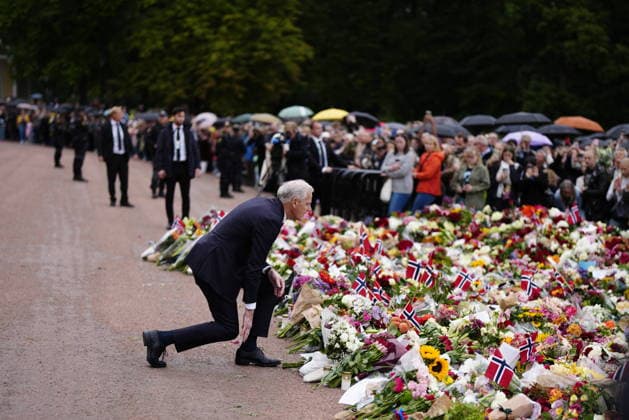 OSLO, NORWAY 20260828 Norwegian Prime Minister Jonas Gahr Store lays flowers at the Royal Palace in Oslo following the news of the death of Norway s King Harald OSLO NORWAY x9200x  Copyright: xBjörnxLarssonxRosvall TTx MOURNING IN OSLO AFTER KING HARALD S DEATH