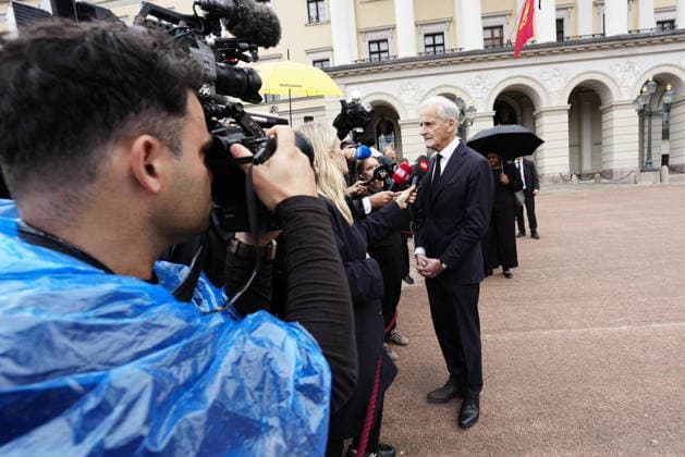OSLO, NORWAY, August 28, 2026: Norwegian Prime Minister Jonas Gahr Store lays flowers at the Royal Palace in Oslo following the news of the death of King Harald of Norway. OSLO, NORWAY x9200x  Copyright: xBjörnxLarssonxRosvall TTx MOURNING IN OSLO AFTER KING HARALD S DEATH
