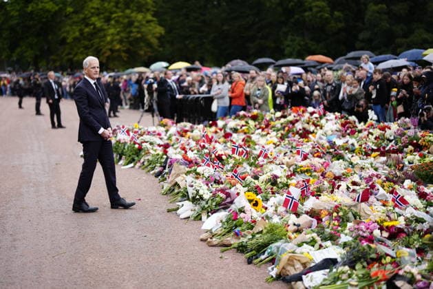 OSLO, NORWAY, August 28, 2026: Norwegian Prime Minister Jonas Gahr Store lays flowers at the Royal Palace in Oslo following the news of the death of King Harald of Norway. OSLO, NORWAY x9200x  Copyright: xBjörnxLarssonxRosvall TTx MOURNING IN OSLO AFTER KING HARALD S DEATH