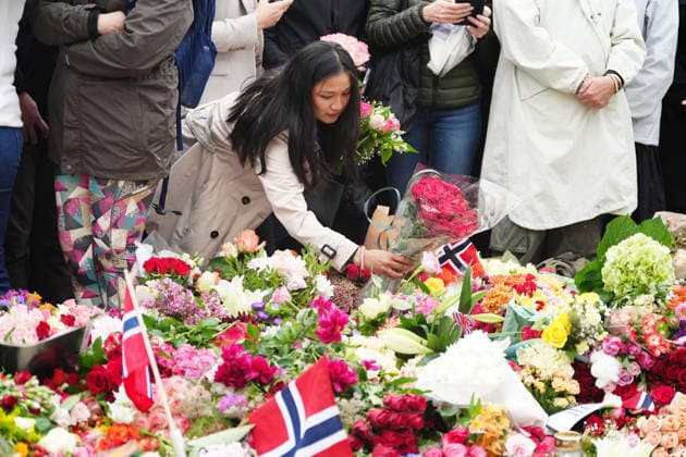 OSLO, NORWAY 20260828 Mourning Norwegians leave flowers and candles in front of the Royal Palace in Oslo following the news that Norway’s King Harald has died OSLO NORWAY x9200x  Copyright: xBjörnxLarssonxRosvall TTx MOURNING IN OSLO AFTER KING HARALD S DEATH
