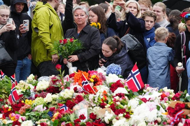 OSLO, NORWAY 20260828 Mourning Norwegians leave flowers and candles in front of the Royal Palace in Oslo following the news that Norway’s King Harald has died OSLO NORWAY x9200x  Copyright: xBjörnxLarssonxRosvall TTx MOURNING IN OSLO AFTER KING HARALD S DEATH