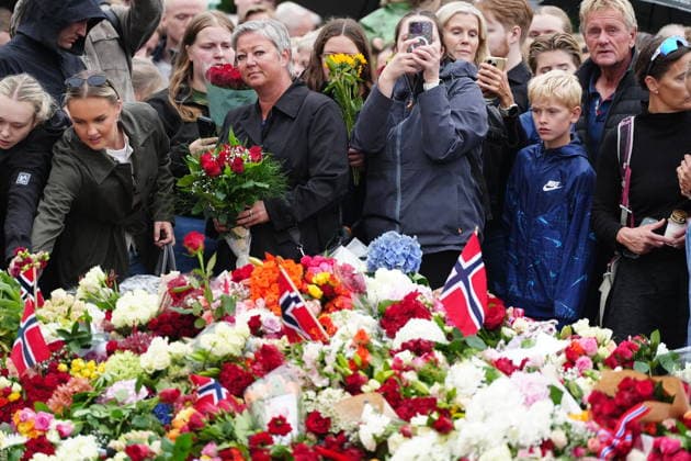 OSLO, NORWAY, August 28, 2026. Mourners in Norway leave flowers and candles in front of the Royal Palace in Oslo following the news of the death of King Harald of Norway. OSLO, NORWAY x9200x  Copyright: xBjörnxLarssonxRosvall TTx MOURNING IN OSLO AFTER KING HARALD S DEATH