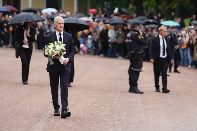 OSLO, NORWAY 20260828 Norwegian Prime Minister Jonas Gahr Store lays flowers at the Royal Palace in Oslo following the news of the death of Norway s King Harald OSLO NORWAY x9200x  Copyright: xBjörnxLarssonxRosvall TTx MOURNING IN OSLO AFTER KING HARALD S DEATH