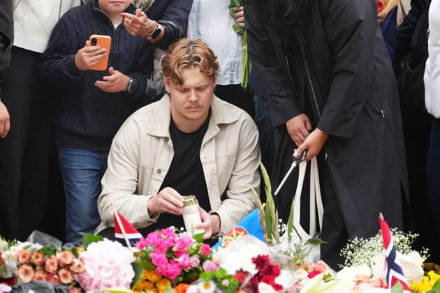 OSLO, NORWAY 20260828 Mourners in Norway leave flowers and candles in front of the Royal Palace in Oslo following the announcement of the death of King Harald of Norway OSLO NORWAY x9200x  Copyright: xBjörnxLarssonxRosvall TTx SORG I OSLO EFTER KUNG HARALDS DÖD