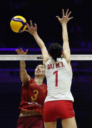 (260828) -- TIANJIN, Aug. 28, 2026 -- Wu Mengjie (R) of China vies with Tran Thi Thanh Thuy of Vietnam during the quarterfinal match between China and Vietnam at AVC Women s Volleyball Continental Championship in Tianjin, China, Aug. 28, 2026. ) (SP)CHINA-TIANJIN-VOLLEYBALL-AVC WOMEN S CONTINENTAL CHAMPIONSHIP-CHN VS VIE (CN) SunxFanyue 