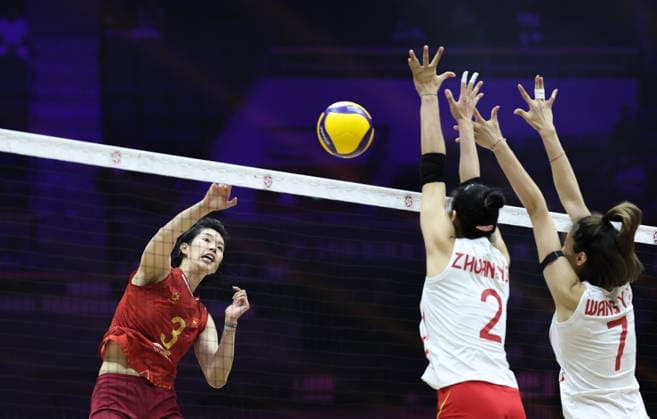 (260828) -- TIANJIN, Aug. 28, 2026 -- Tran Thi Thanh Thuy (L) of Vietnam competes during the quarterfinal match between China and Vietnam at AVC Women s Volleyball Continental Championship in Tianjin, China, Aug. 28, 2026. ) (SP)CHINA-TIANJIN-VOLLEYBALL-AVC WOMEN S CONTINENTAL CHAMPIONSHIP-CHN VS VIE (CN) SunxFanyue 