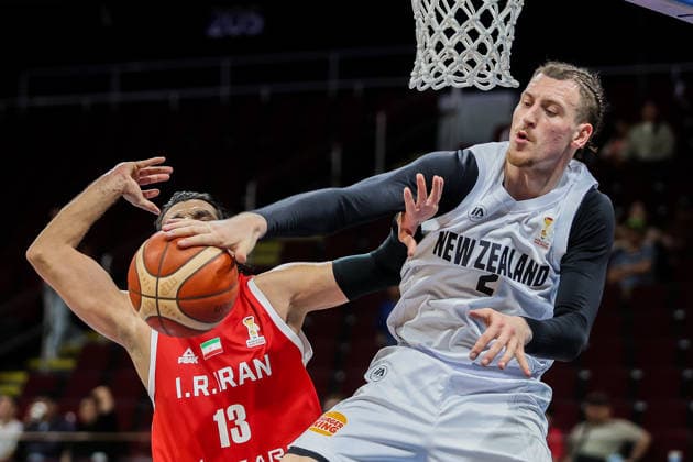 (260828) -- PASAY CITY, Aug. 28, 2026 -- Carlin Davison (R) of New Zealand blocks Mohammad Jamshidi of Iran during the second round match between New Zealand and Iran of the FIBA World Cup Asian Qualifiers in Pasay City, the Philippines, Aug. 28, 2026. (Photo by Xinhua) (SP)PHILIPPINES-PASAY CITY-FIBA BASKETBALL WORLD CUP-QUALIFIERS-NZL VS IRI RouellexUmali 