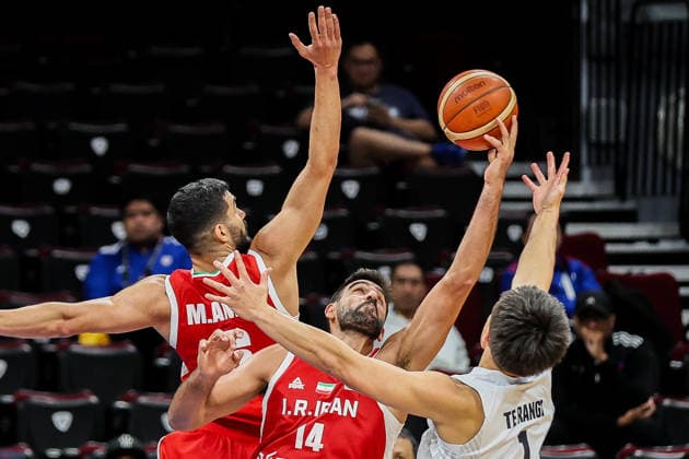 (260828) -- PASAY CITY, Aug. 28, 2026 -- Reuben Te Rangi (R) of New Zealand competes against players of Iran during the second round match between New Zealand and Iran of the FIBA World Cup Asian Qualifiers in Pasay City, the Philippines, Aug. 28, 2026. (Photo by Xinhua) (SP)PHILIPPINES-PASAY CITY-FIBA BASKETBALL WORLD CUP-QUALIFIERS-NZL VS IRI RouellexUmali 