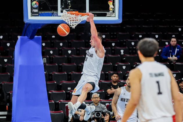 (260828) -- PASAY CITY, Aug. 28, 2026 -- Sam Mennenga (top) of New Zealand dunks during the second round match between New Zealand and Iran of the FIBA World Cup Asian Qualifiers in Pasay City, the Philippines, Aug. 28, 2026. (Photo by Xinhua) (SP)PHILIPPINES-PASAY CITY-FIBA BASKETBALL WORLD CUP-QUALIFIERS-NZL VS IRI RouellexUmali 