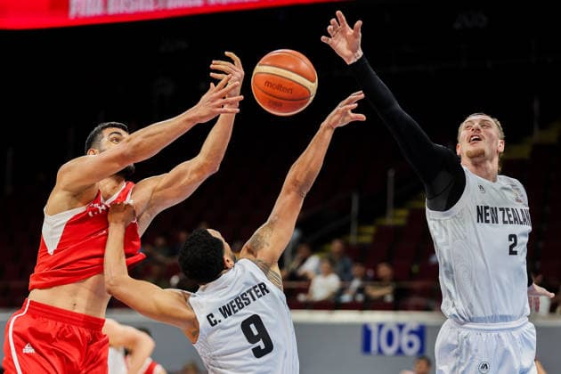 (260828) -- PASAY CITY, Aug. 28, 2026 -- Carlin Davison (R) and Corey Webster (C) of New Zealand compete against Mohammad Amini of Iran during the second round match between New Zealand and Iran of the FIBA World Cup Asian Qualifiers in Pasay City, the Philippines, Aug. 28, 2026. (Photo by Xinhua) (SP)PHILIPPINES-PASAY CITY-FIBA BASKETBALL WORLD CUP-QUALIFIERS-NZL VS IRI RouellexUmali 