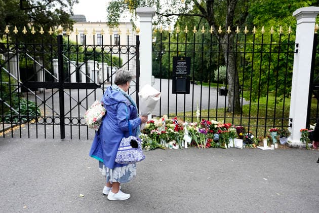 OSLO, NORWAY 20260828 Mourners in Norway lay flowers at the Royal Palace in Oslo following the announcement of the death of King Harald of Norway OSLO NORWAY x9200x  Copyright: xBjörnxLarssonxRosvall TTx SORG I OSLO EFTER KUNG HARALDS DÖD