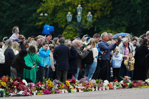 OSLO, NORWAY, August 28, 2026. Mourners in front of the Royal Palace in Oslo following the news of the death of King Harald of Norway. OSLO, NORWAY x9200x  Copyright: xBjörnxLarssonxRosvall TTx SORG I OSLO EFTER KUNG HARALDS DÖD